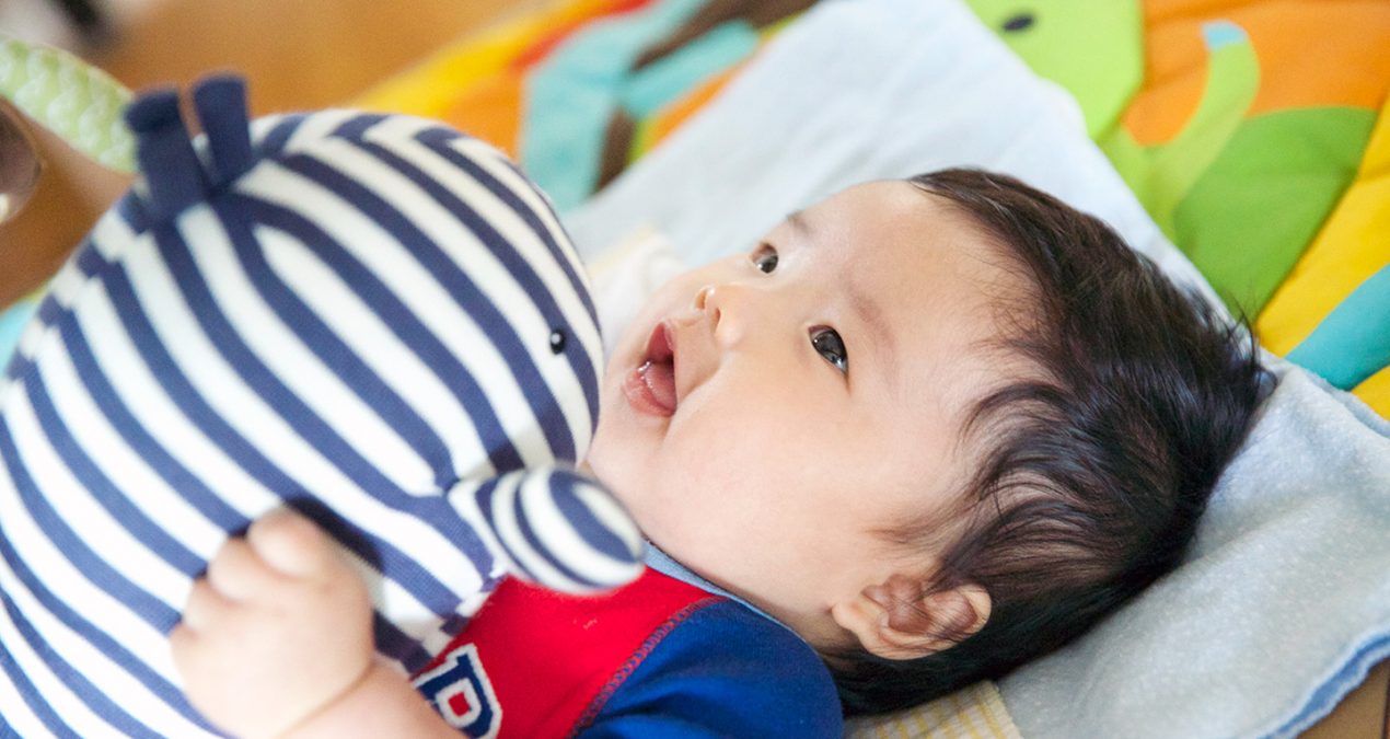 Look who’s holding stuff!